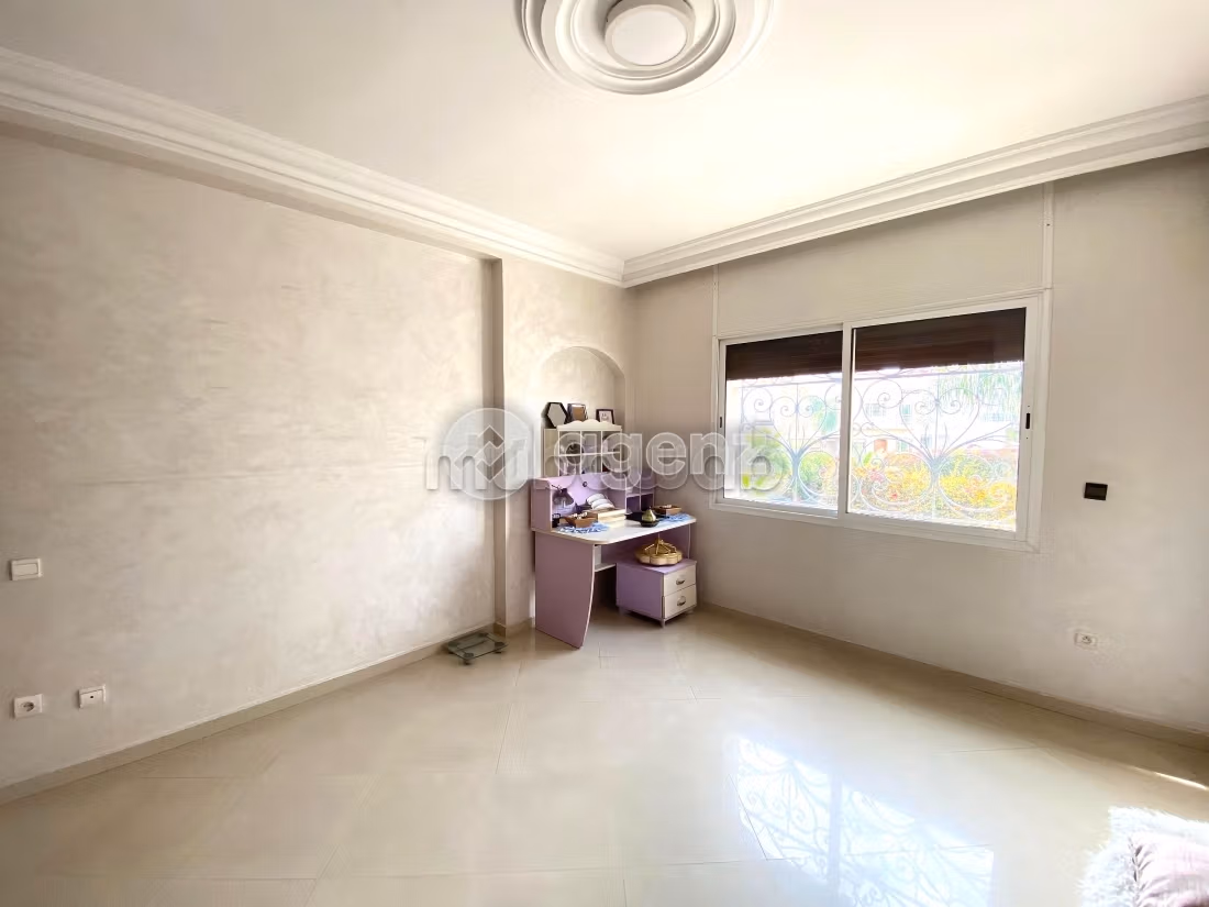 Villa di lusso in vendita. 5 belle camere da letto. Posto auto e giardino