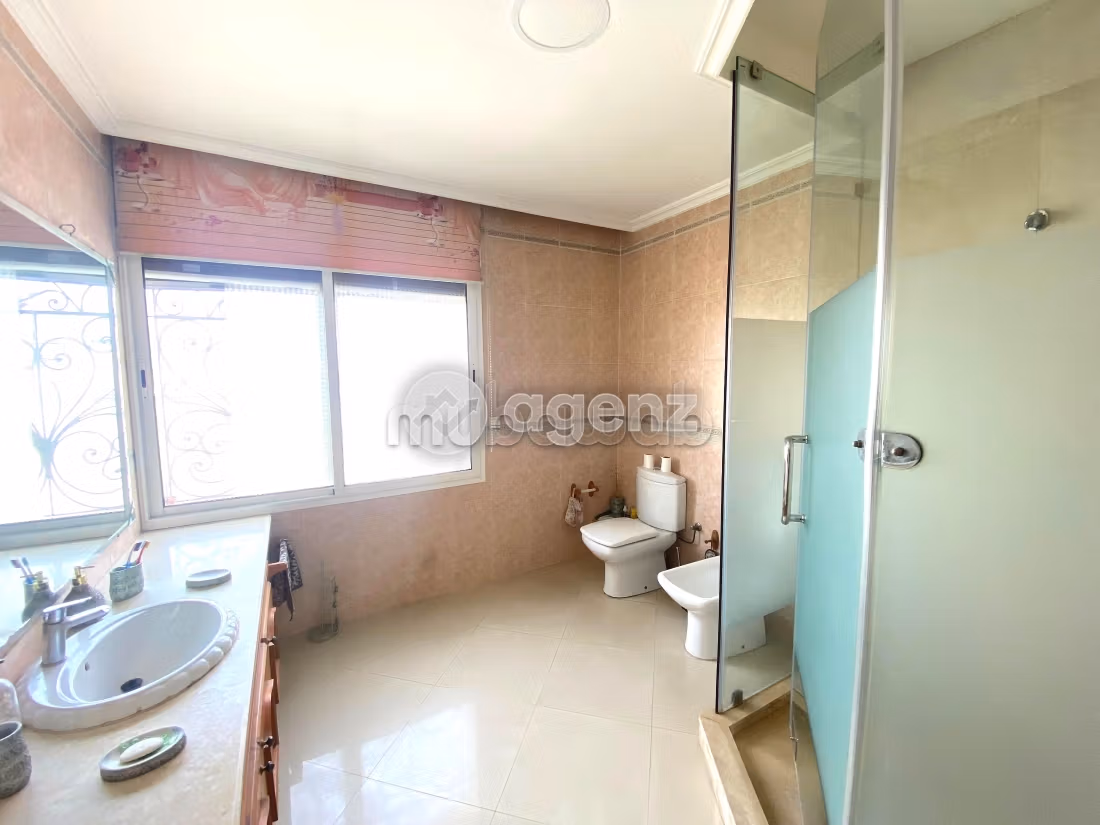 Villa di lusso in vendita. 5 belle camere da letto. Posto auto e giardino