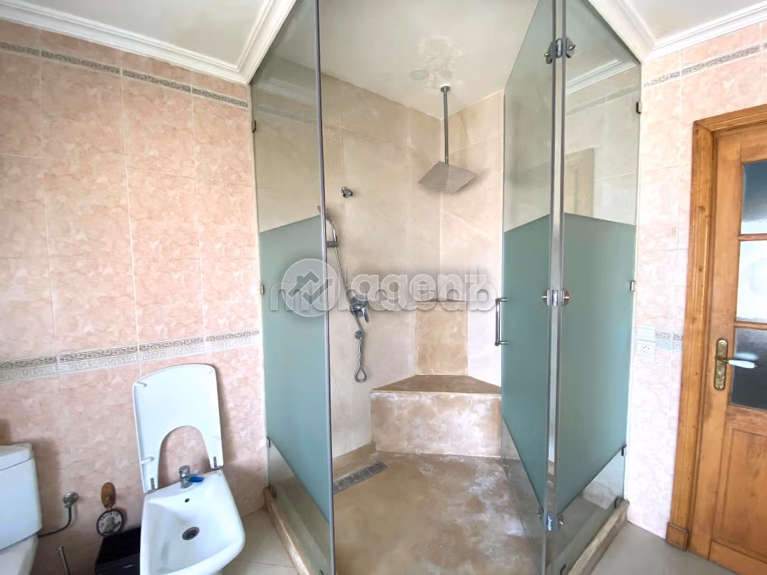 Villa di lusso in vendita. 5 belle camere da letto. Posto auto e giardino