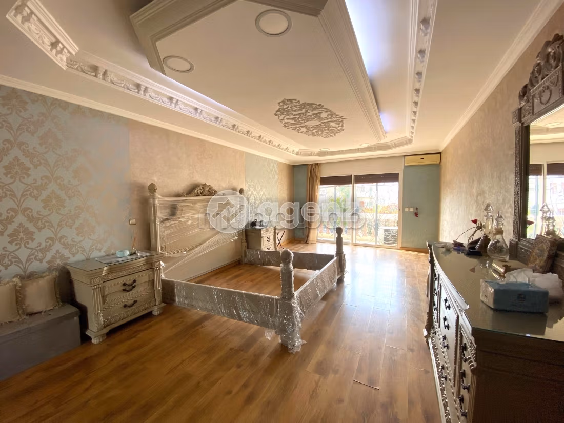 Villa di lusso in vendita. 5 belle camere da letto. Posto auto e giardino