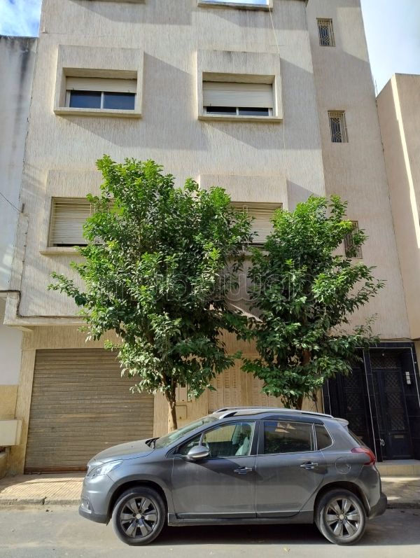 Maison R2 à l'achat à Marjane. 
1 garage, 5 chambres, 3 salons, 4 cuisines et 4 sdb. 
Terrasse