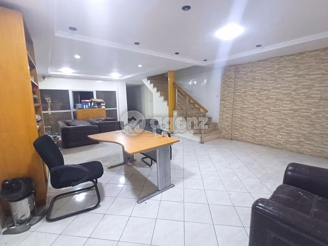 مكاتب ومحلات للبيع بالمعاريف امتداد. 3 غرف ممتازة