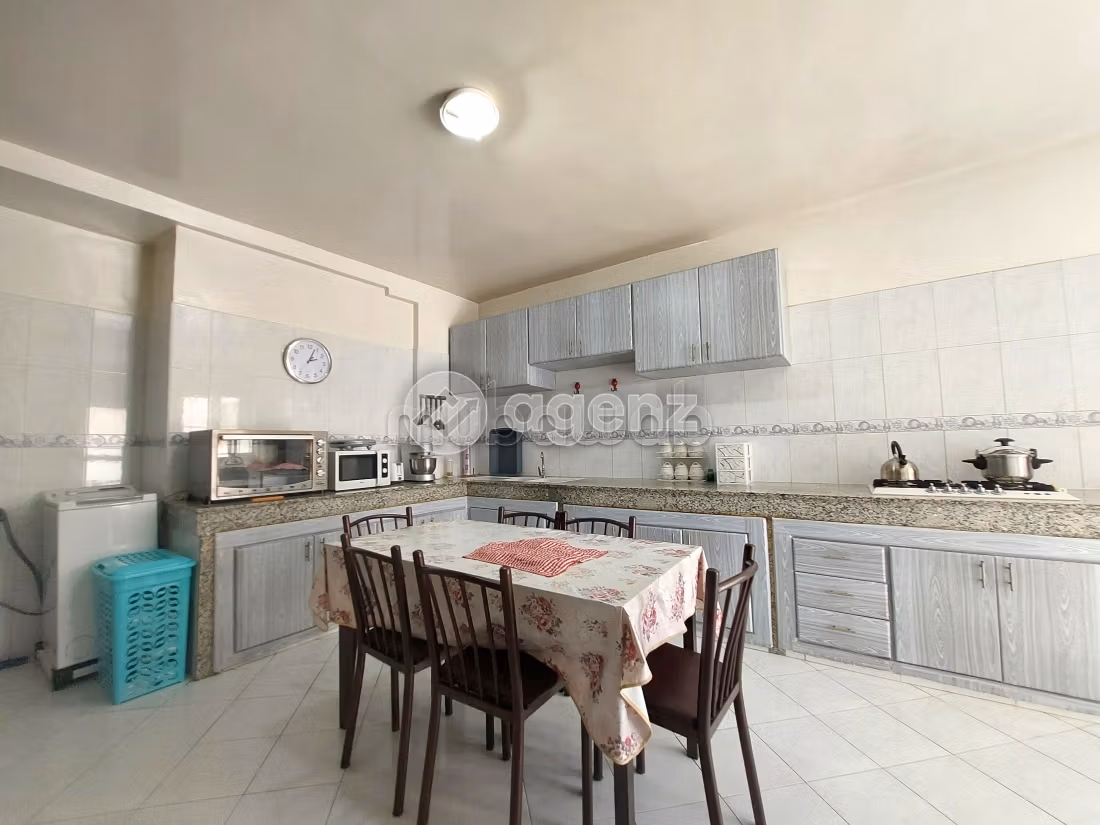Magnífico piso en venta en Mers Sultan. Gran superficie 197 m². Ascensor y terraza