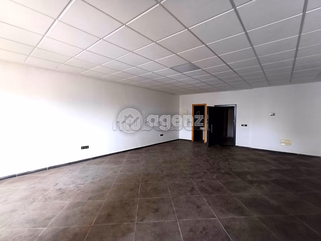 Oficinas en alquiler en Nouvelle Ville. Área total 58 m². Con ascensor