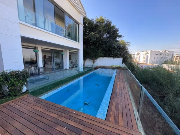 Te huur: villa's en luxe woningen in Ain Diab. Totale oppervlakte 600 m². Volledig gemeubileerd