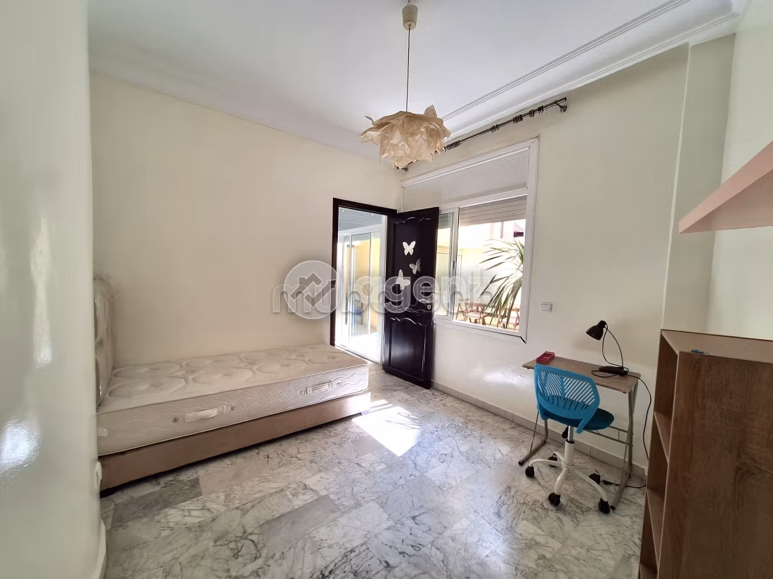 Apartment for sale in Maârif. 2 beautiful rooms. Carpark and terrace