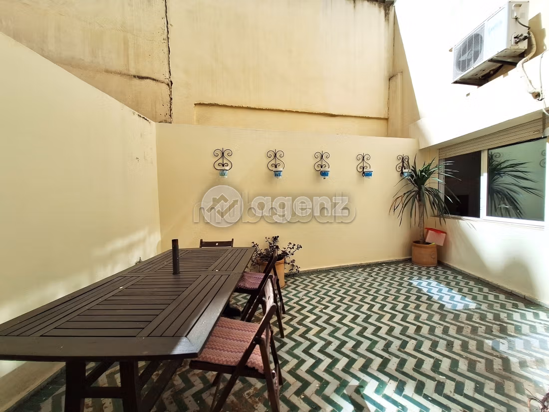 Apartment for sale in Maârif. 2 beautiful rooms. Carpark and terrace