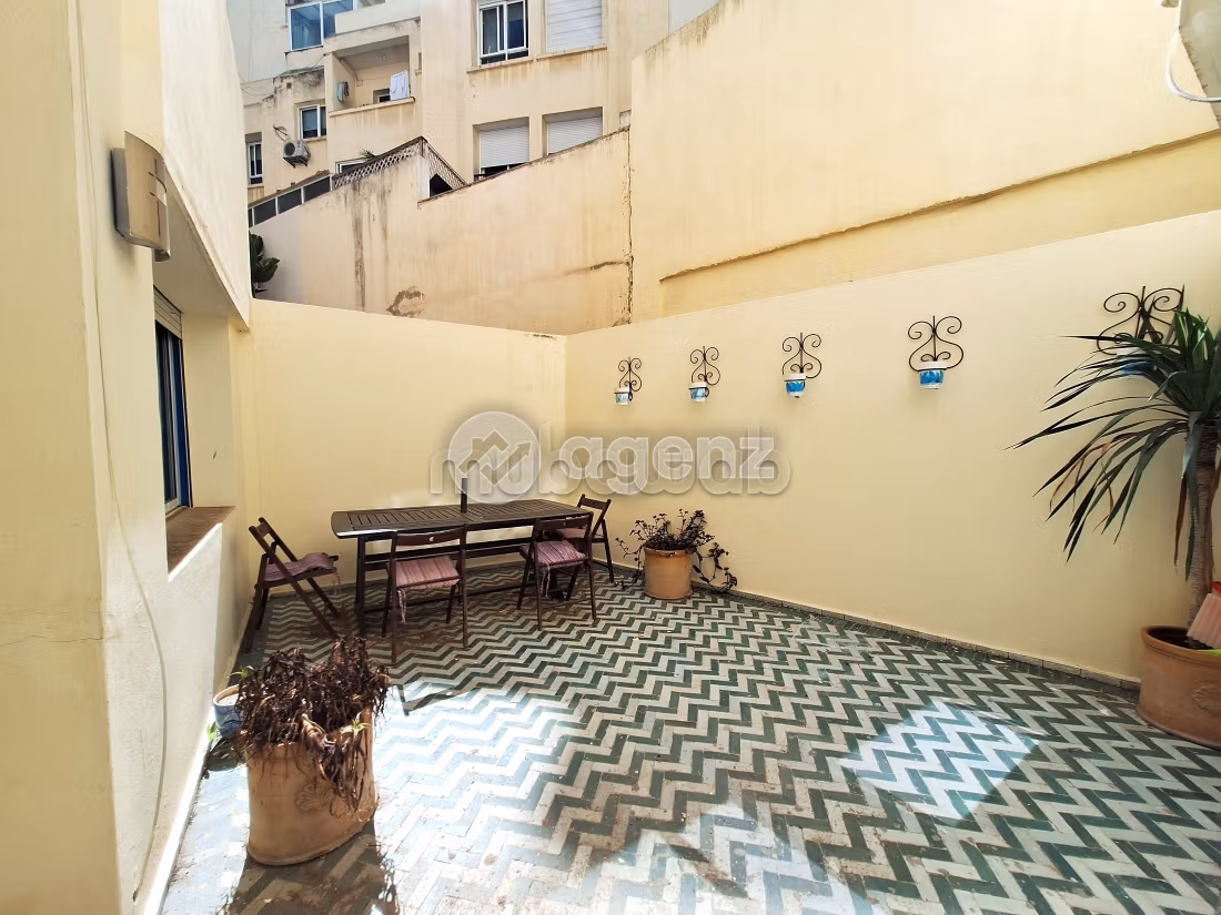 Apartment for sale in Maârif. 2 beautiful rooms. Carpark and terrace
