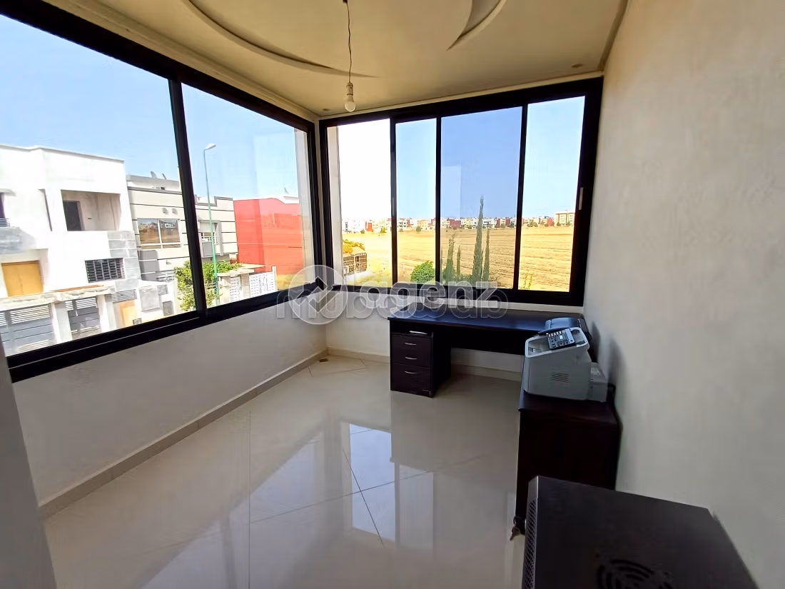 Vendita villa di lusso. Superficie 341 m². Posto auto e giardino