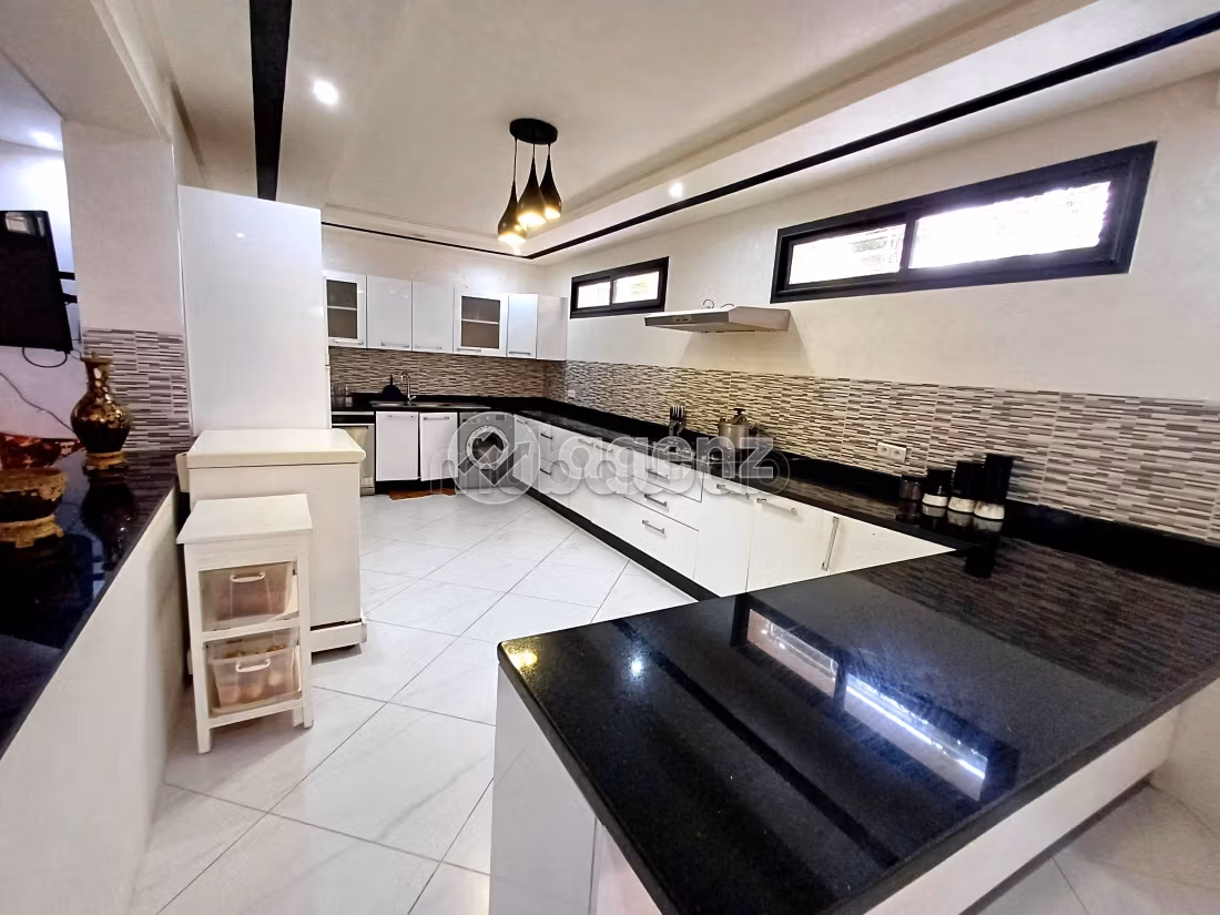 Vendita villa di lusso. Superficie 341 m². Posto auto e giardino