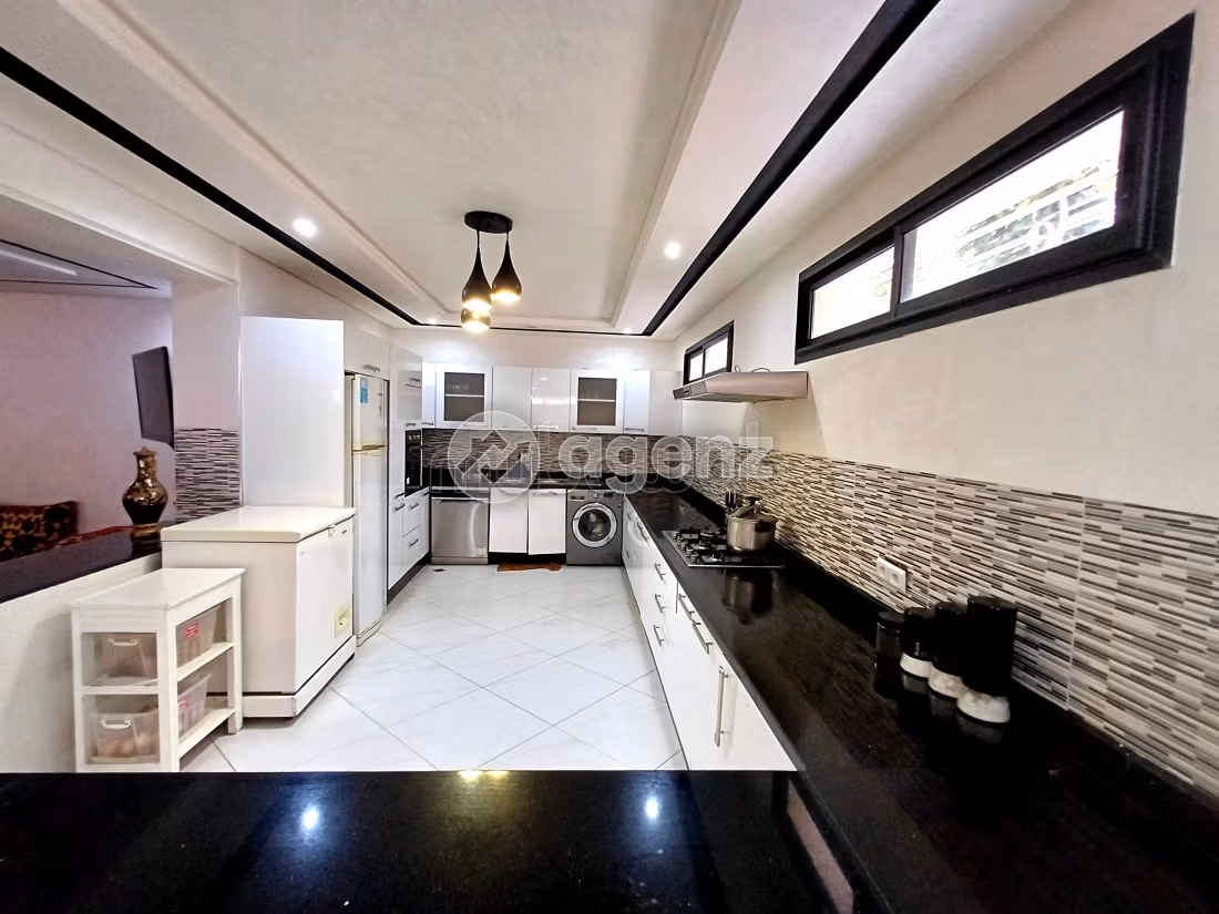 Vendita villa di lusso. Superficie 341 m². Posto auto e giardino
