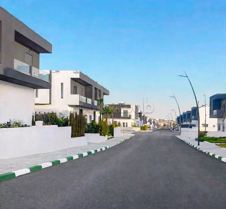 Villa moderne avec piscine à vendre à Bouskoura