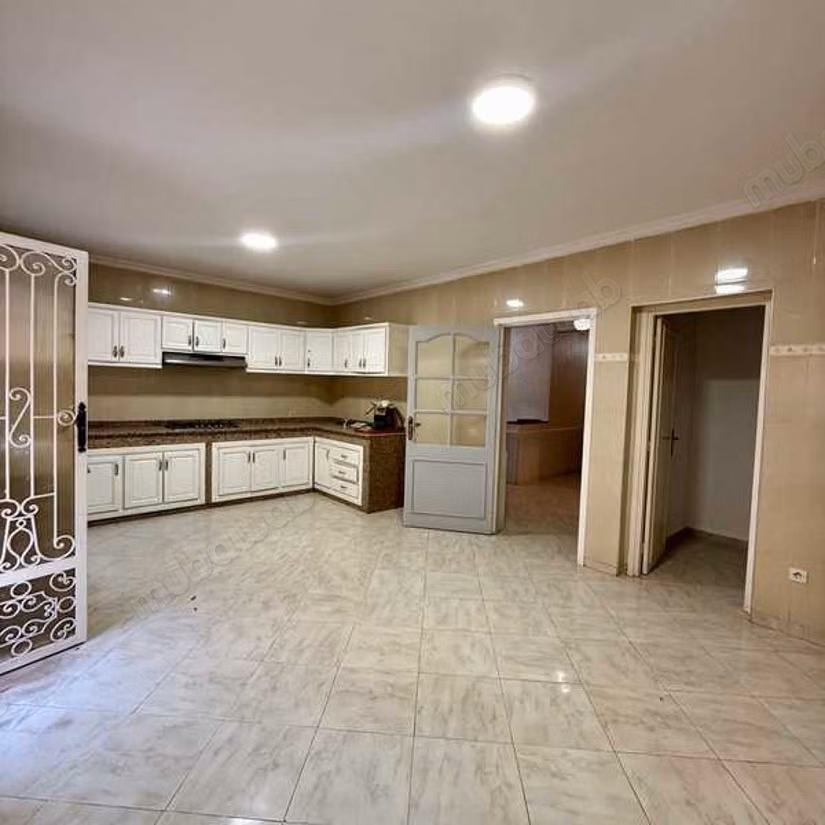 Magnificent villa for sale in Hay Targa. 8 large living areas. Parking spaces and beautiful garden