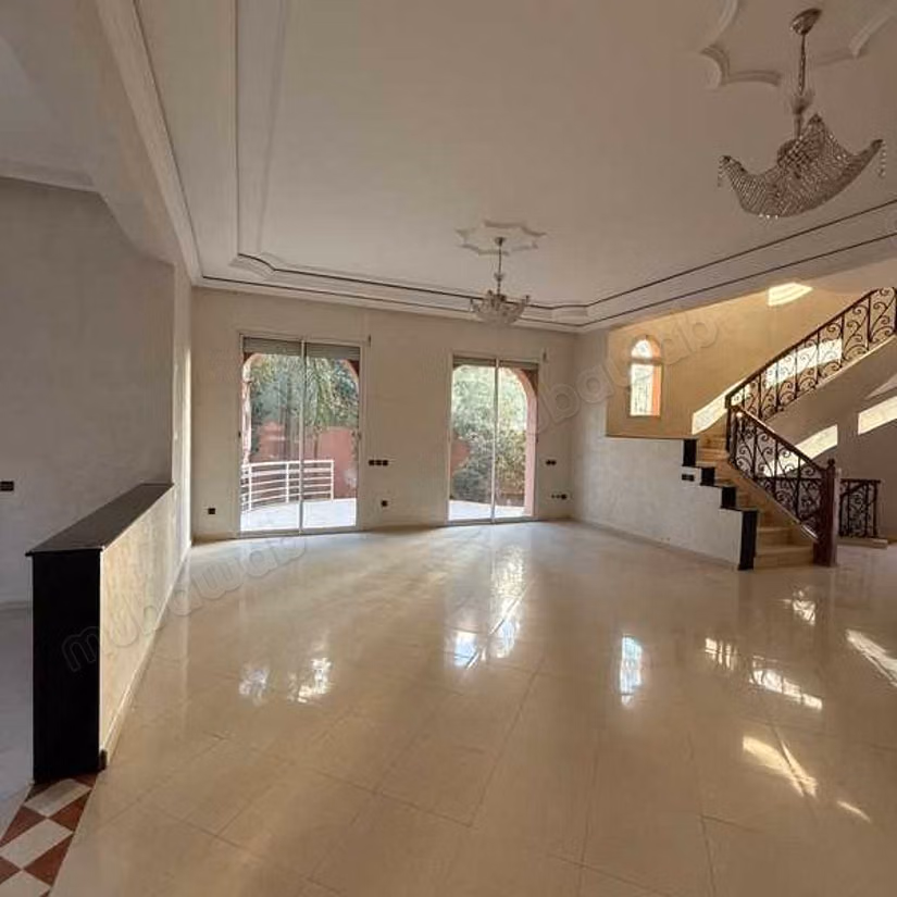 Magnificent villa for sale in Hay Targa. 8 large living areas. Parking spaces and beautiful garden