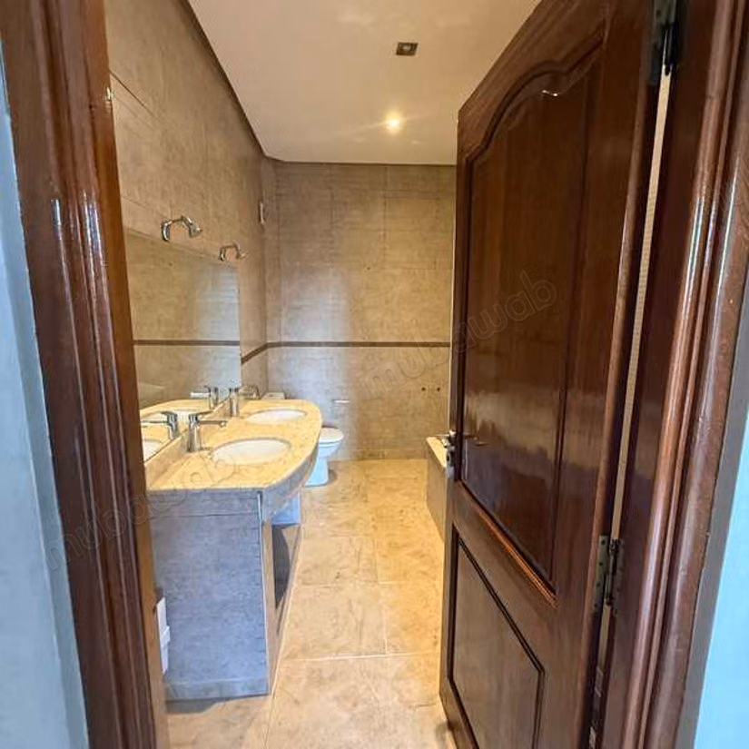 Magnificent villa for sale in Hay Targa. 8 large living areas. Parking spaces and beautiful garden