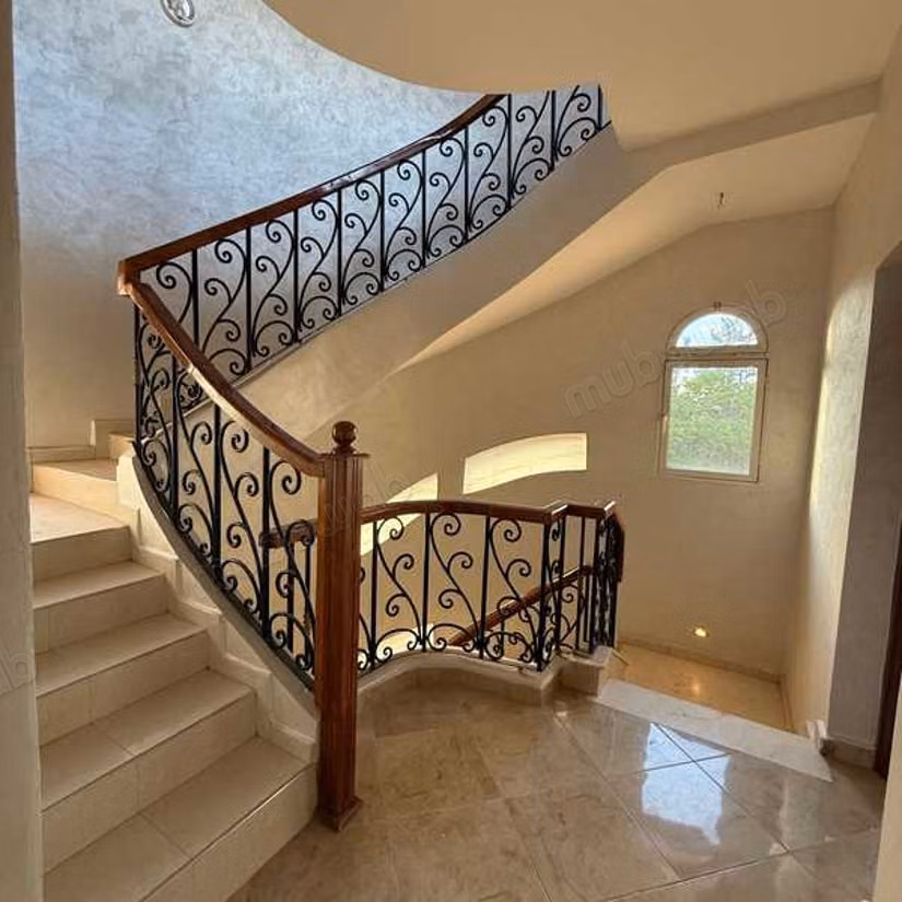Magnificent villa for sale in Hay Targa. 8 large living areas. Parking spaces and beautiful garden