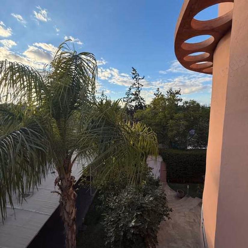 Magnificent villa for sale in Hay Targa. 8 large living areas. Parking spaces and beautiful garden