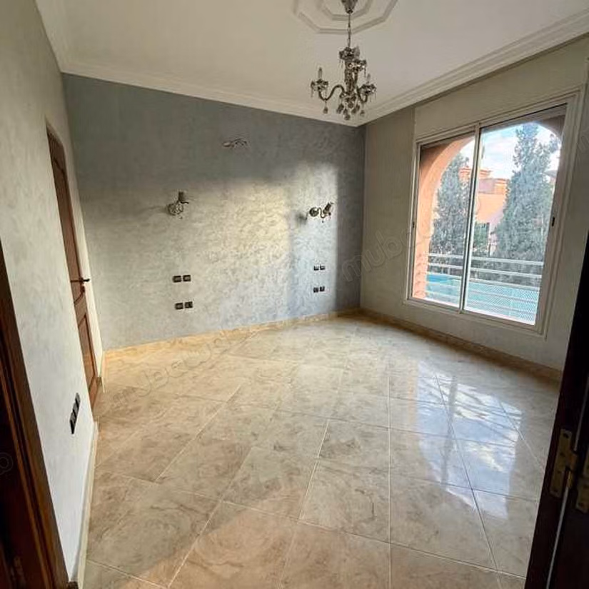 Magnificent villa for sale in Hay Targa. 8 large living areas. Parking spaces and beautiful garden