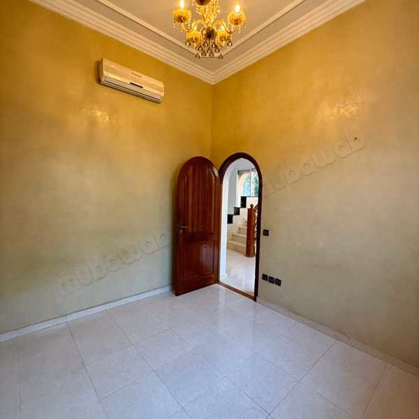 Magnificent villa for sale in Hay Targa. 8 large living areas. Parking spaces and beautiful garden