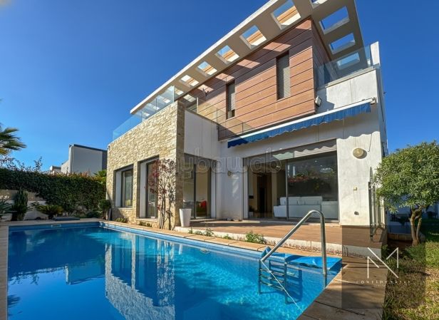 Suntuosa casa en venta. 5 habitaciones confortables. Jardineras, piscina, ascensor