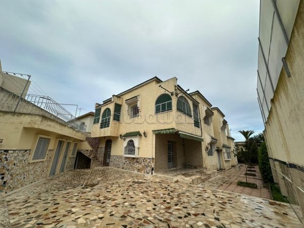 Luxury Villa for sale in Oasis. 9 comfortable rooms. Traditional living room, Secured residence