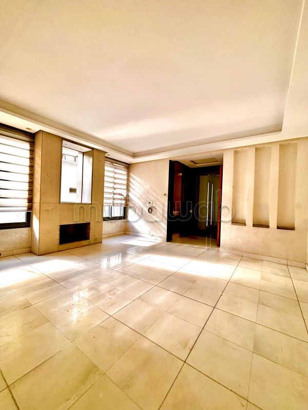 Apartment for rent in Racine. Small area 70 m². With garage and lift