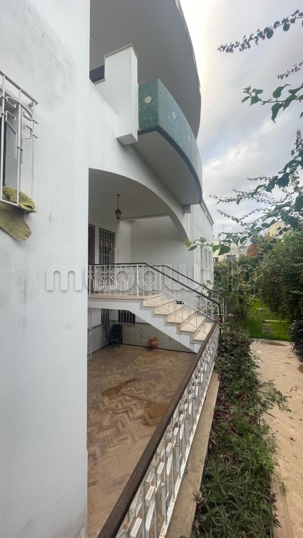 Somptueuse villa à vendre à Aviation Mabella. 4 grandes pièces. Fenêtres double vitrage et chauffage central