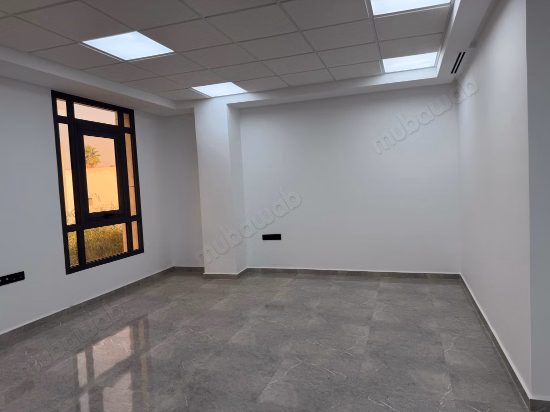 Oficinas en alquiler en Riad Oulad Mtaa. Dimensión 1500 m². Con ascensor
