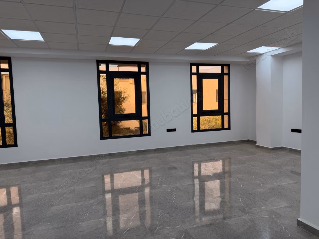 Oficinas en alquiler en Riad Oulad Mtaa. Dimensión 1500 m². Con ascensor