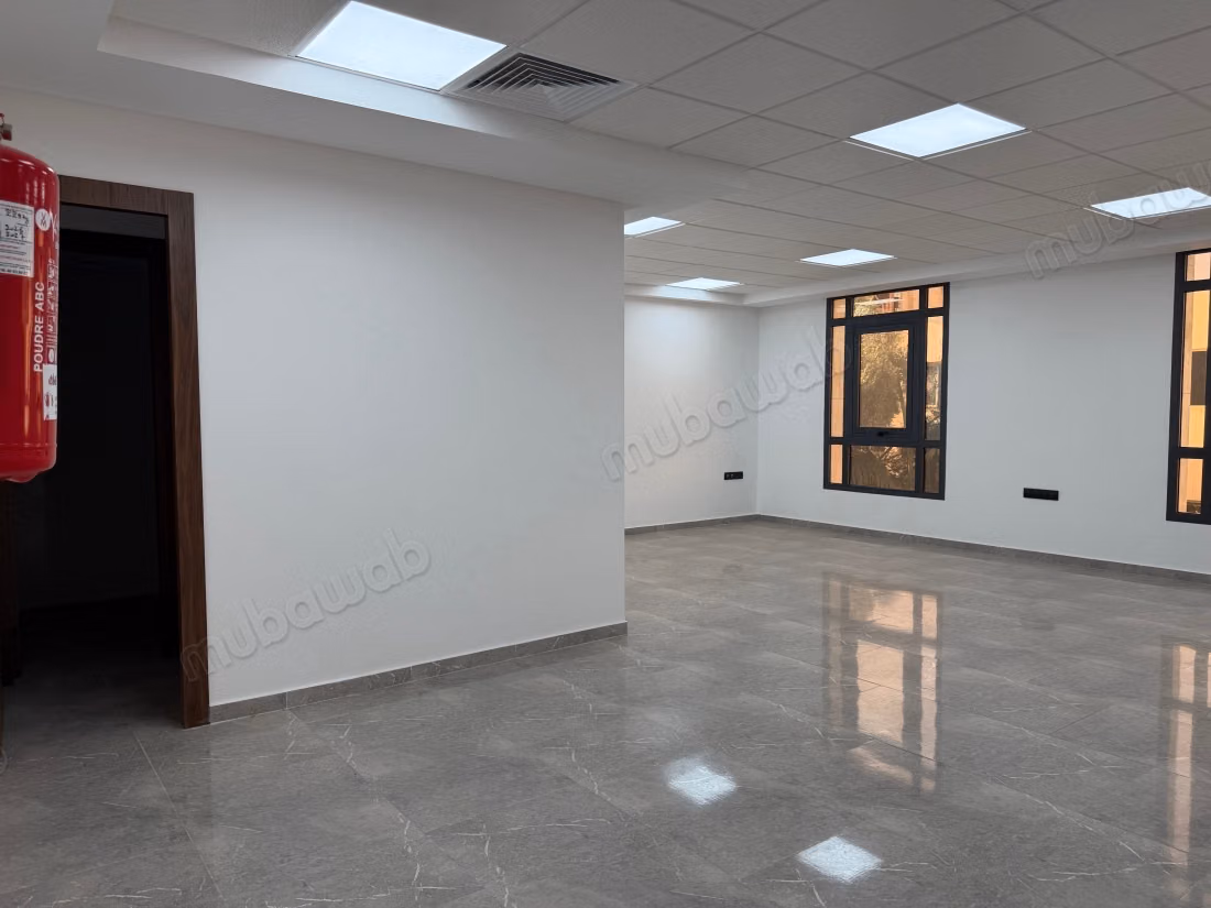 Oficinas en alquiler en Riad Oulad Mtaa. Dimensión 1500 m². Con ascensor