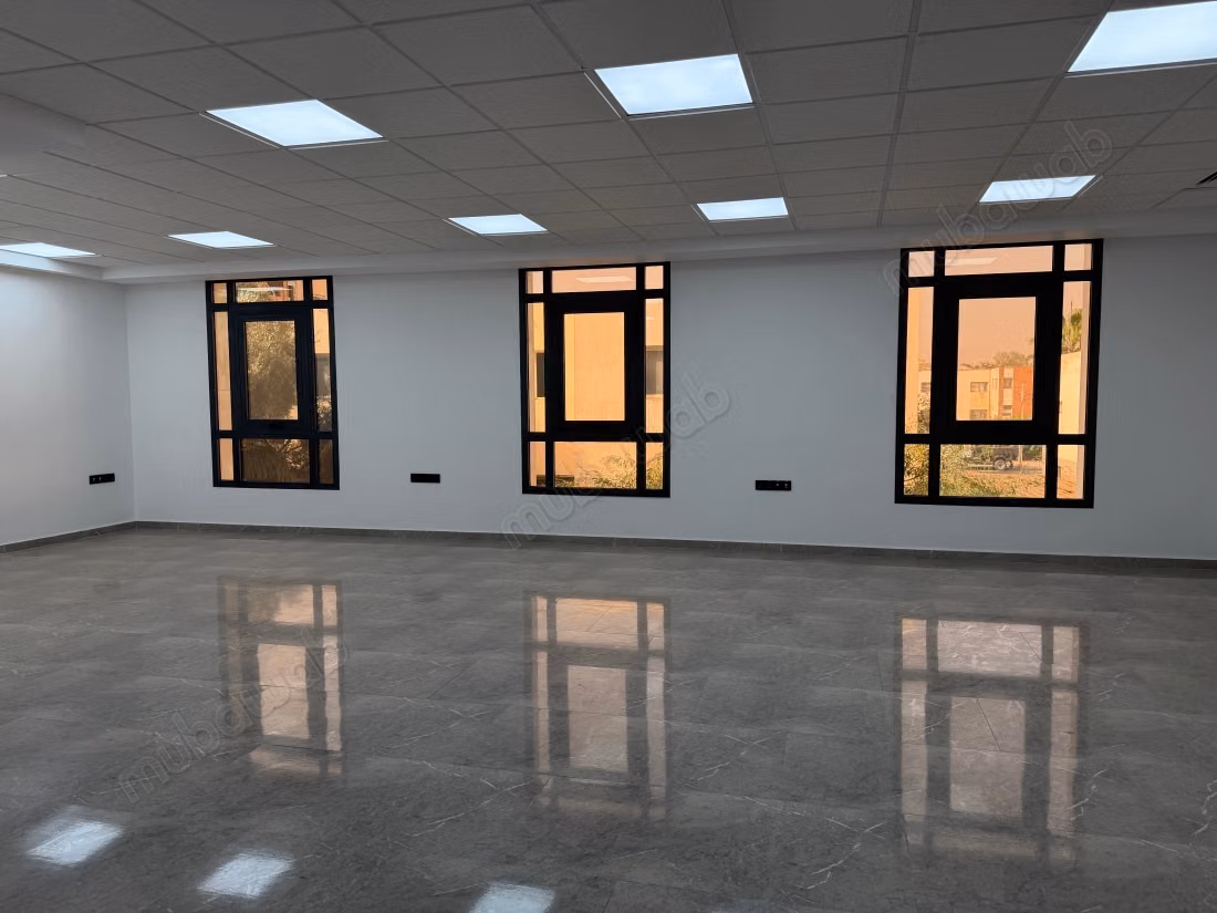 Oficinas en alquiler en Riad Oulad Mtaa. Dimensión 1500 m². Con ascensor