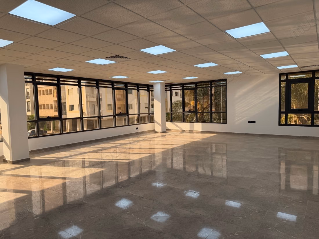 Oficinas en alquiler en Riad Oulad Mtaa. Dimensión 1500 m². Con ascensor