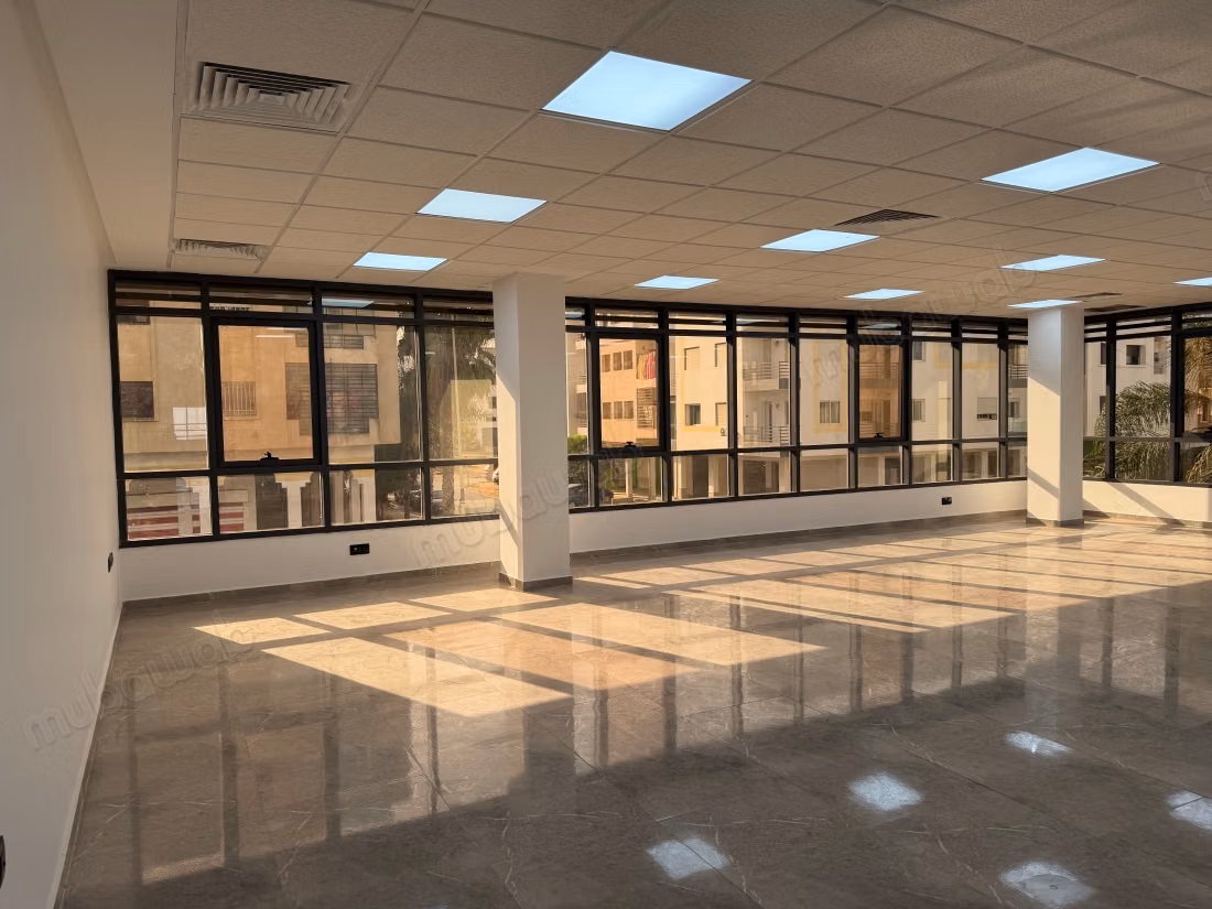 Oficinas en alquiler en Riad Oulad Mtaa. Dimensión 1500 m². Con ascensor