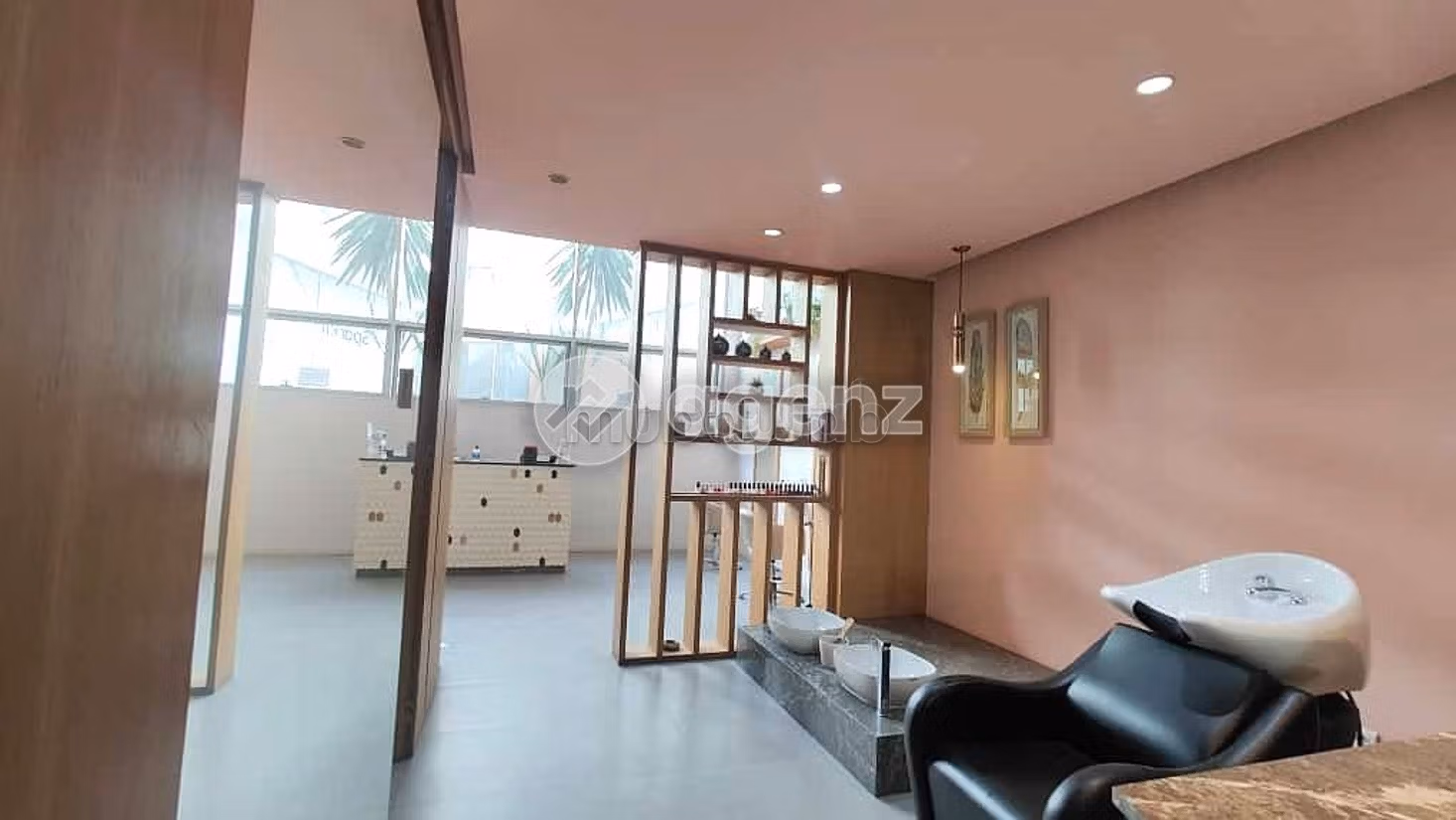 Oficinas y locales comerciales en alquiler en Beauséjour. Superficie 77 m². Garaje privado
