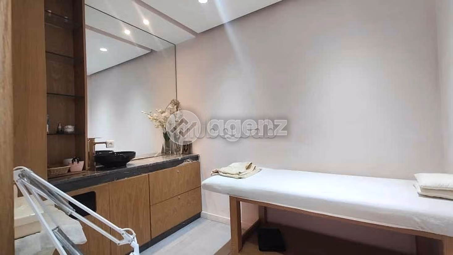 Oficinas y locales comerciales en alquiler en Beauséjour. Superficie 77 m². Garaje privado