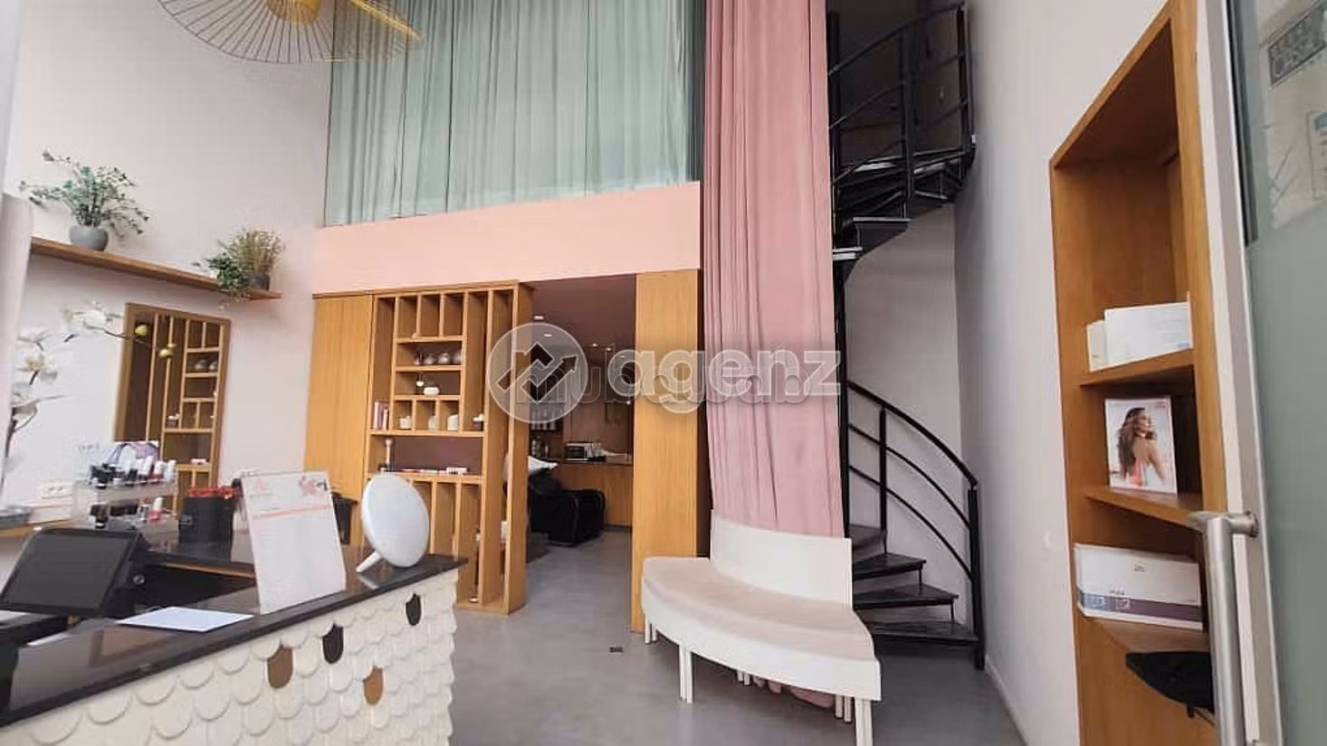 Oficinas y locales comerciales en alquiler en Beauséjour. Superficie 77 m². Garaje privado