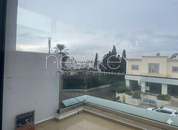 Ufficio disponibile in vendita a La Marsa. Superficie di 250 m². Splendido terrazzo