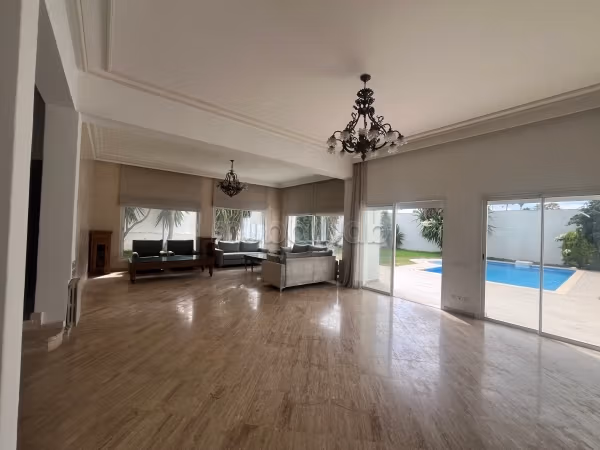 Ain diab dans résidence sécurisée, villa à louer vide. 4 chambres agréables. Ascenseur, Piscine et beau jardin