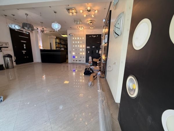 مكاتب ومحلات للبيع ب بوركون الغربي. المساحة الإجمالية 79 م². إقامة محروسة