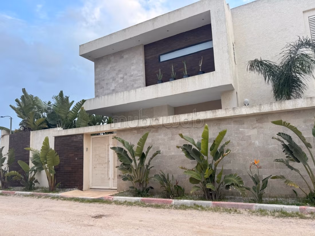 Luxueuse Villa avec piscine à la soukra