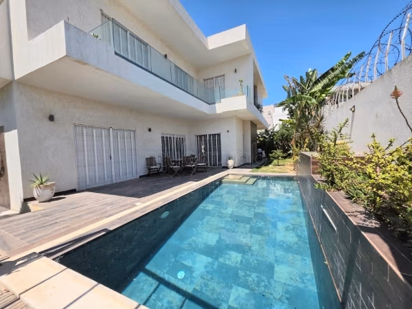 Luxueuse Villa avec piscine à la soukra