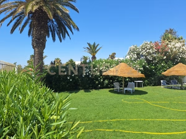 Casa di lusso in vendita a Sidi El Mahrsi. Superficie di 390 m². Ambiente tranquillo con vista sul mare e riscaldamento