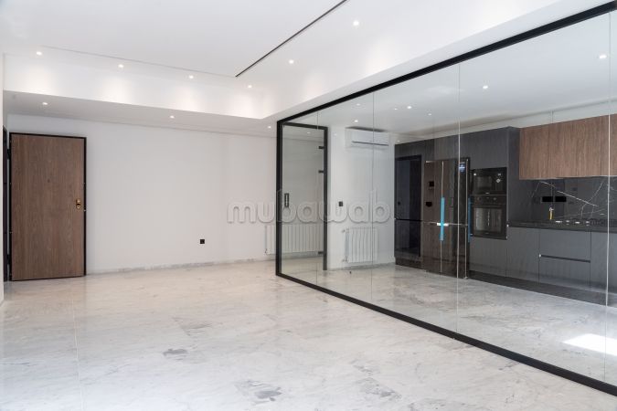 شقة رائعة للبيع ب حداءق قرطاج. المساحة الكلية 131 م². صحن فضائي وباب متين وممتاز