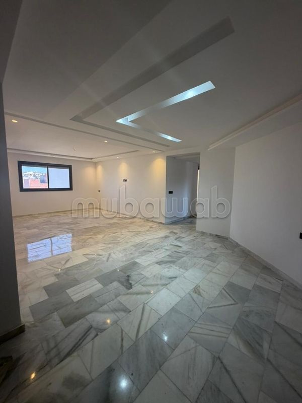 Beautiful apartment for sale in Centre. 3 lovely rooms. Caretaker available, air conditioning system