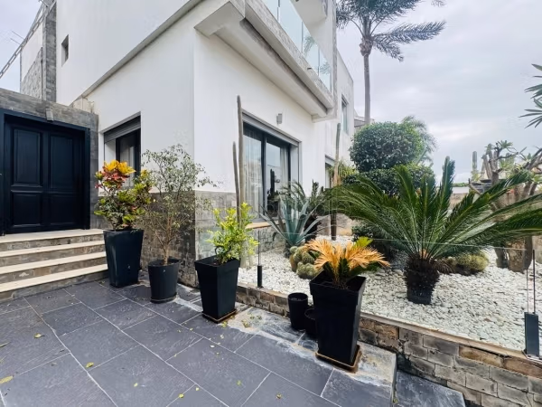 Villa's en luxe woningen om te huren in Ain Diab. Totale oppervlakte 450 m². Gemeubileerd