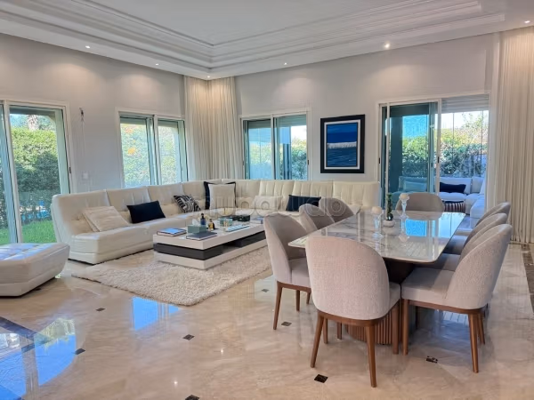 شقة رائعة للايجار بدار بوعزة. المساحة الكلية 190 م². مفروشة