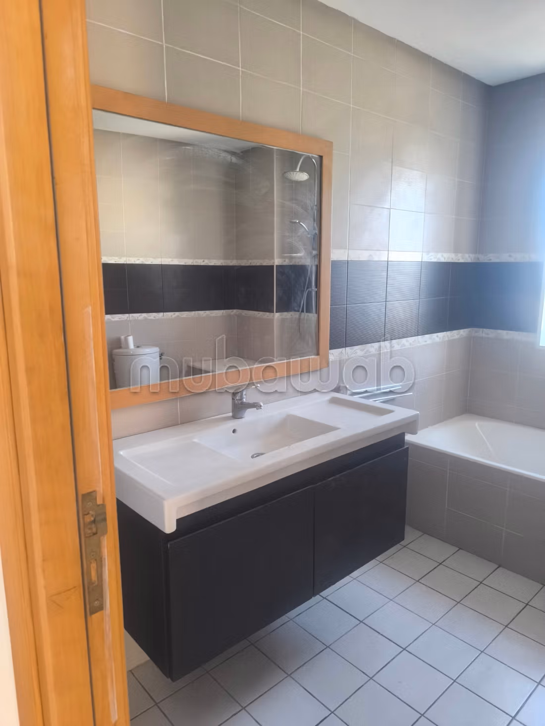 Superbe maison à louer à Cité El Hana. 3 chambres agréables. Fenêtres double vitrage et chauffage central