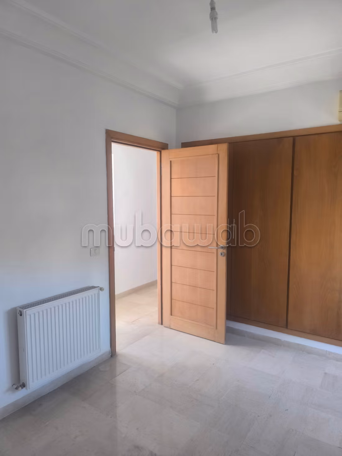 Superbe maison à louer à Cité El Hana. 3 chambres agréables. Fenêtres double vitrage et chauffage central