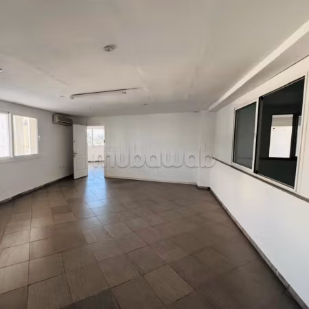 Comodo ufficio in affitto a Le Kram. Superficie di 2150 m². Giardino e garage