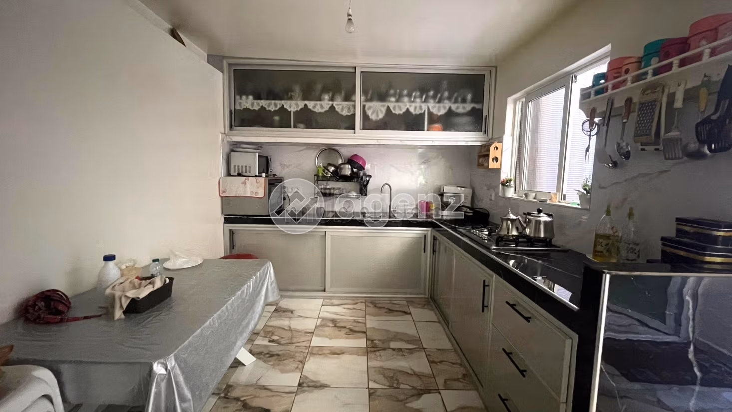Piso en venta en Aïn Sebaâ. Superficie de 144 m². Parking y ascensor